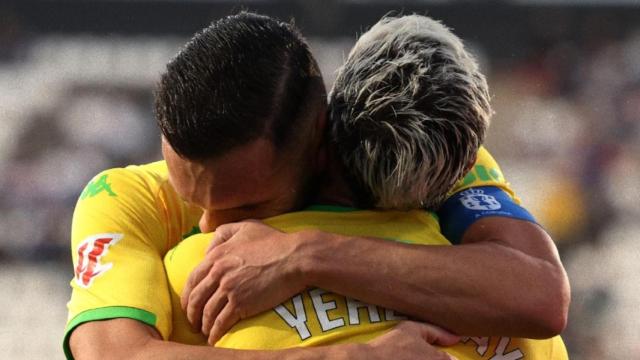 Lucas y Yeremay se abrazan durante el partido de Cartagena