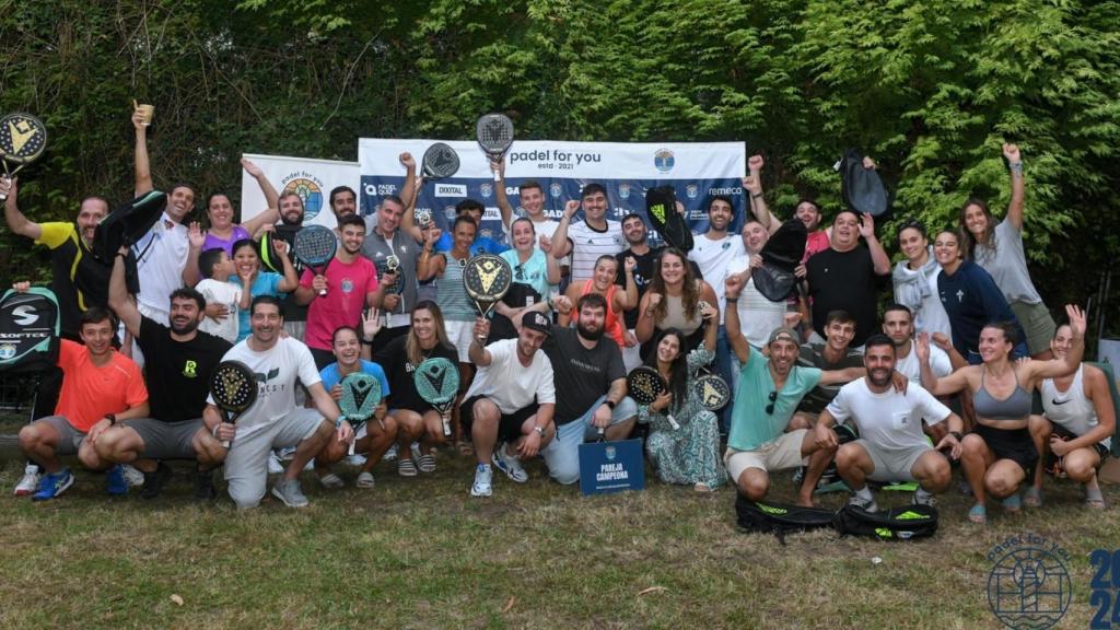 Foto de familia de una prueba anterior de Padel For You.