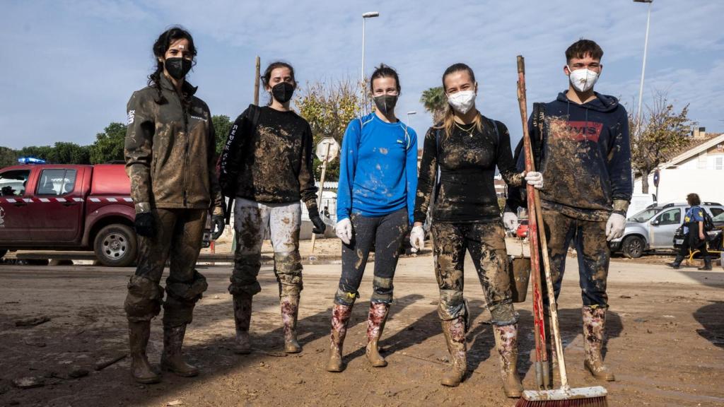 Voluntarios franceses que han venido a ayudar a Alfafar.