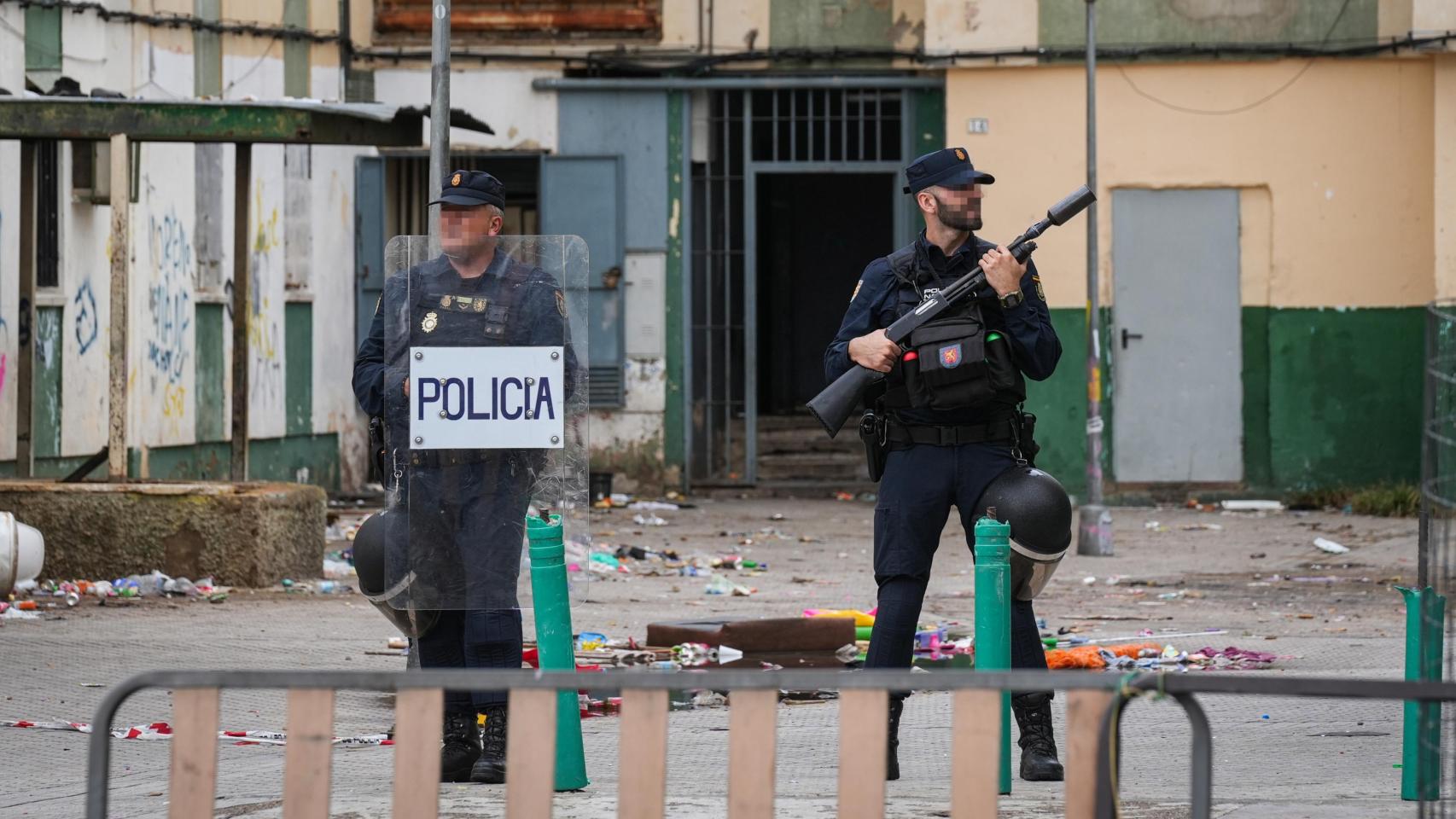 Agentes de la Policía Nacional en el Polígono Sur.