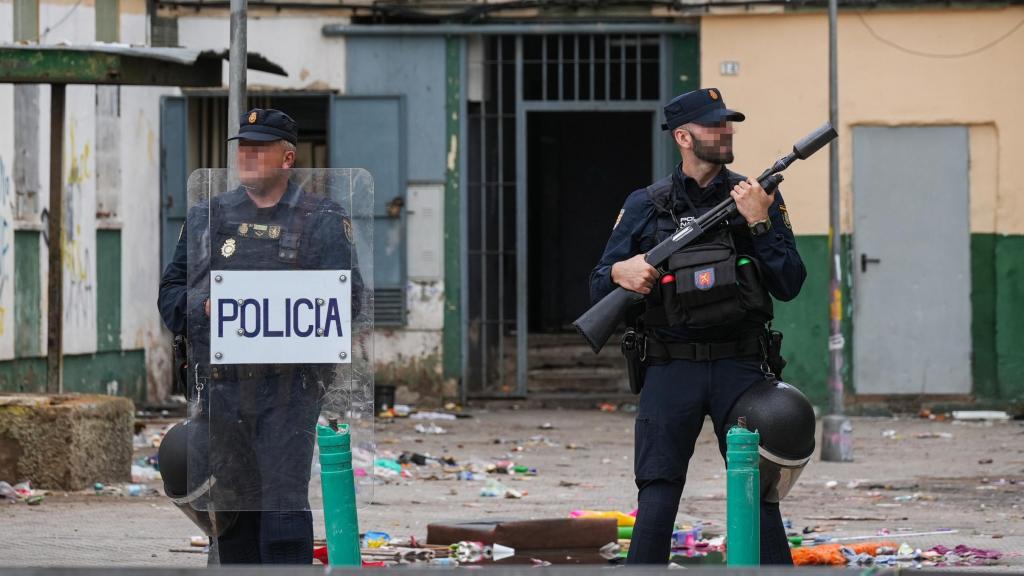 Agentes de la Policía Nacional en el Polígono Sur.