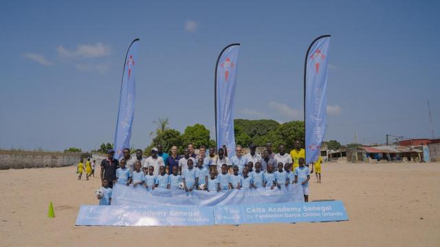 Algunos de los jóvenes que se forman en la academia del Celta en Senegal.