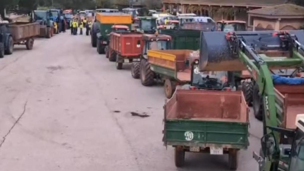 Tractores retenidos esperan a salir a Valencia. Plataforma en Defensa del Sector Primario Utiel-Requena