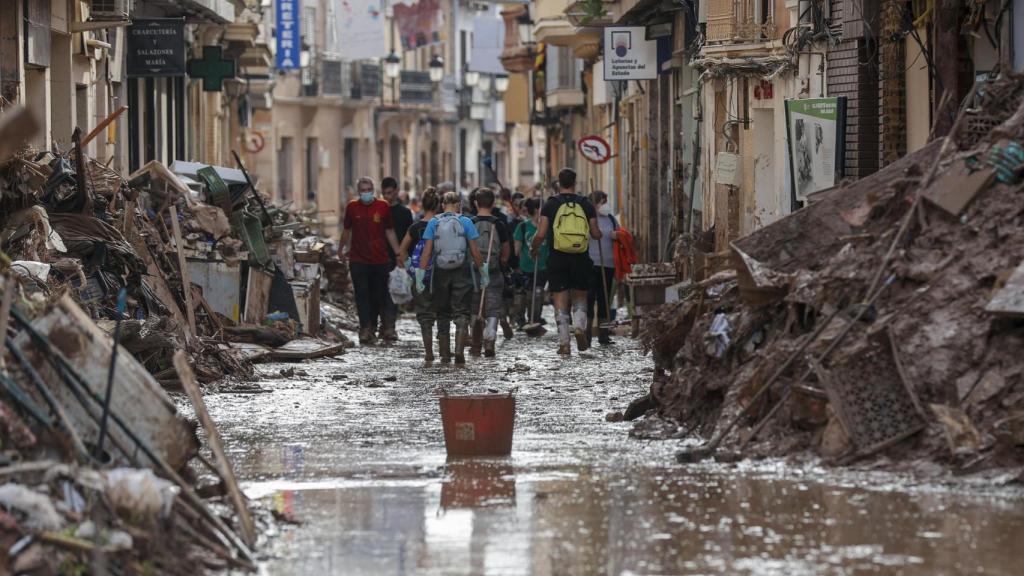 Fotografía de una de las calles de Paiporta (Valencia) encharcadas por las lluvias. Efe / Manuel Bruque