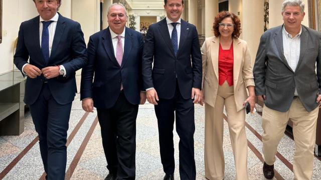 Los tres senadores el PP por la provincia de Toledo junto al presidente provincial del partido, Carlos Velázquez.