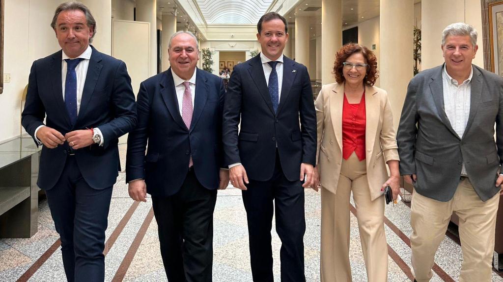 Los tres senadores el PP por la provincia de Toledo junto al presidente provincial del partido, Carlos Velázquez.