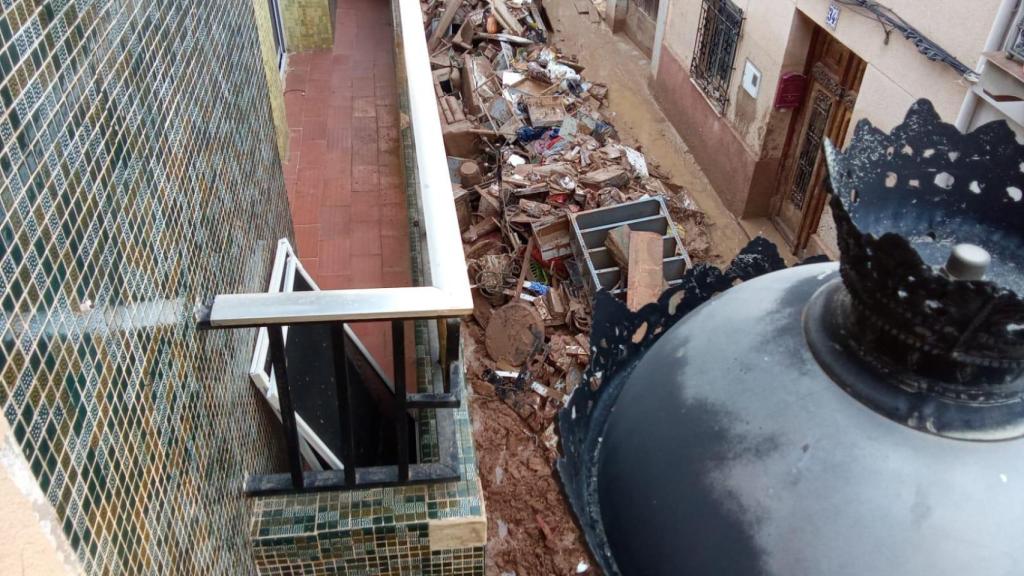 Imagen de la calle donde vive Javier Pardos, vecino de Paiporta afectado por la DANA (Valencia), una semana después. EE