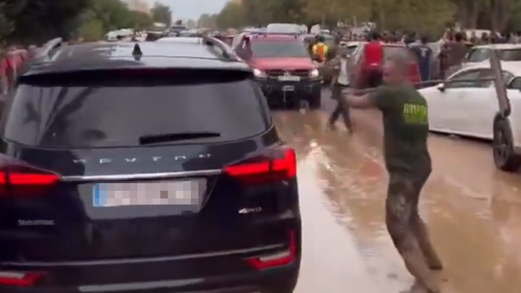 Momento en que el agresor golpea con el palo de un escobón un coche de la comitiva de Sánchez.