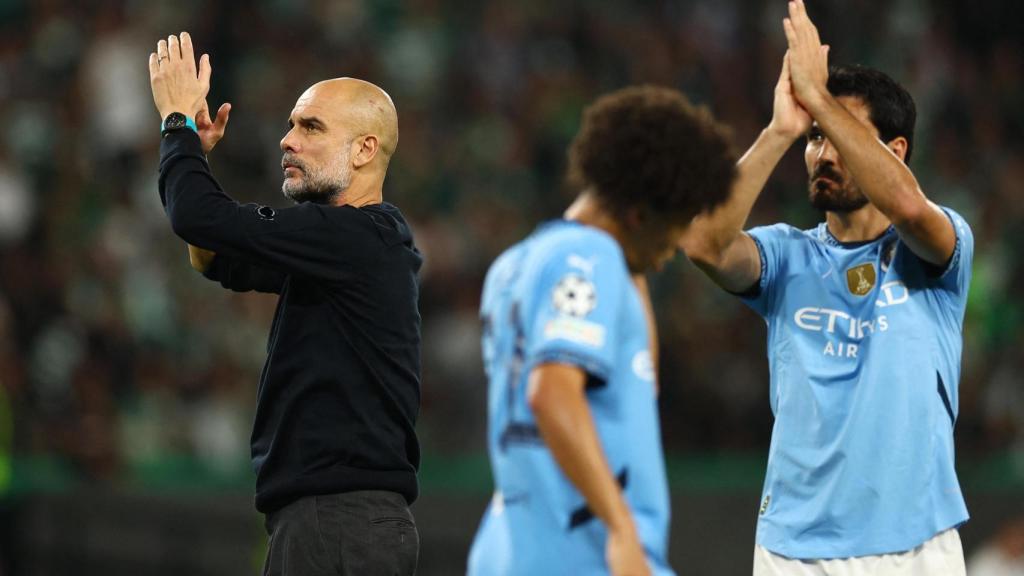 Guardiola junto a sus jugadores tras la derrota contra el Sporting de Portugal