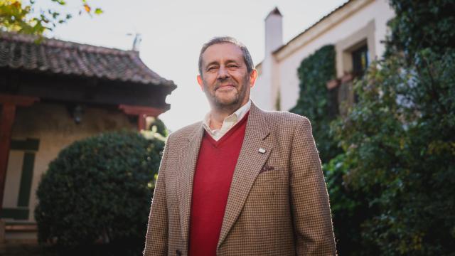 Alfonso de Ceballos Escalera y Gila, marqués de la Floresta y vizconde de Ayala, reside en una casona junto a un antiguo esquileo en Cabanillas del Monte (Segovia). Es abogado, cronista de Castilla y uno de los mayores expertos en condecoraciones y heráldica de España.