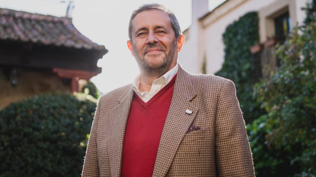 Alfonso de Ceballos Escalera y Gila, marqués de la Floresta y vizconde de Ayala, reside en una casona junto a un antiguo esquileo en Cabanillas del Monte (Segovia). Es abogado, cronista de Castilla y uno de los mayores expertos en condecoraciones y heráldica de España.