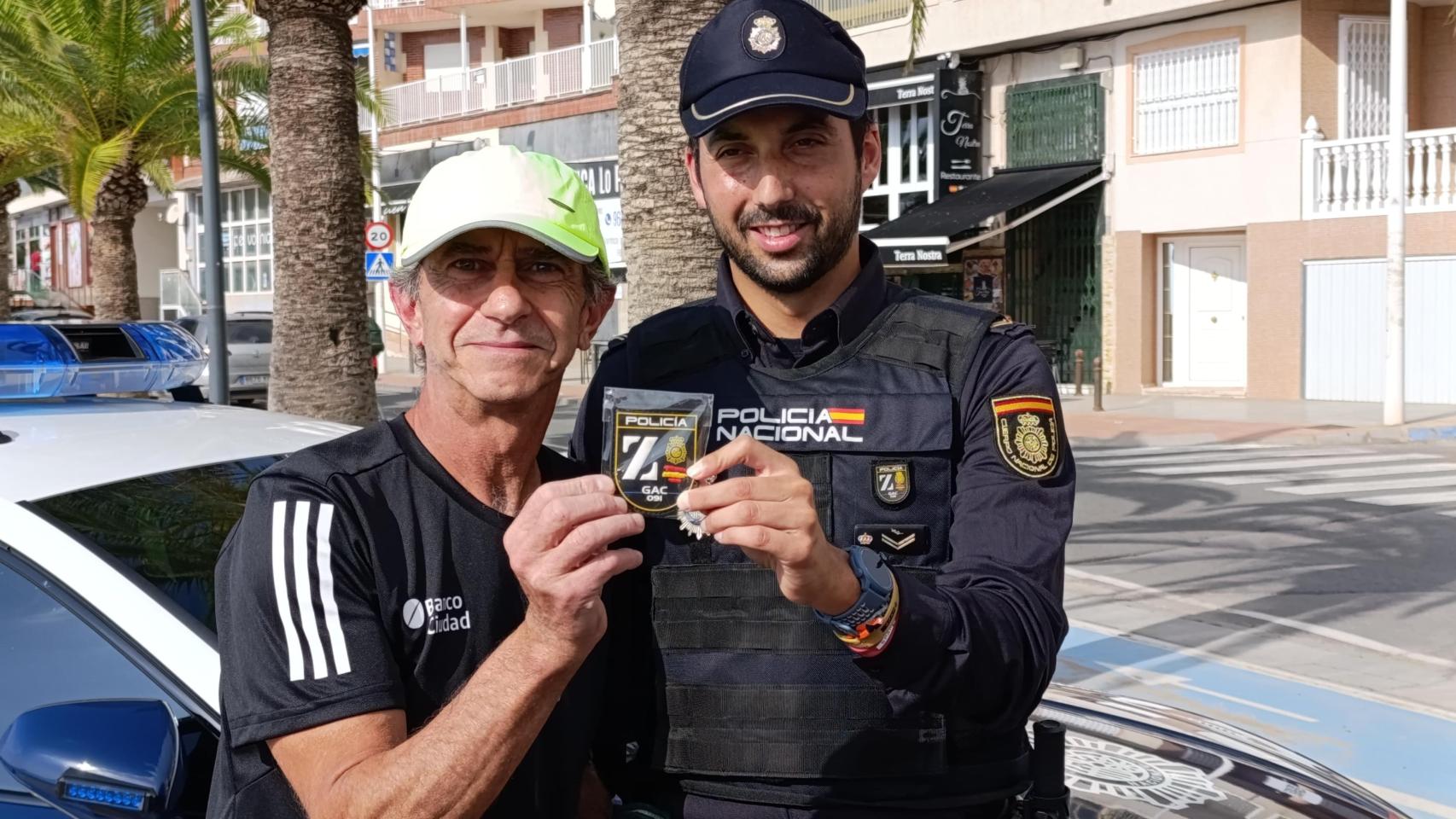 Francisco Javier, agente de la Policía Nacional, regala a Eduardo un parche de su unidad.