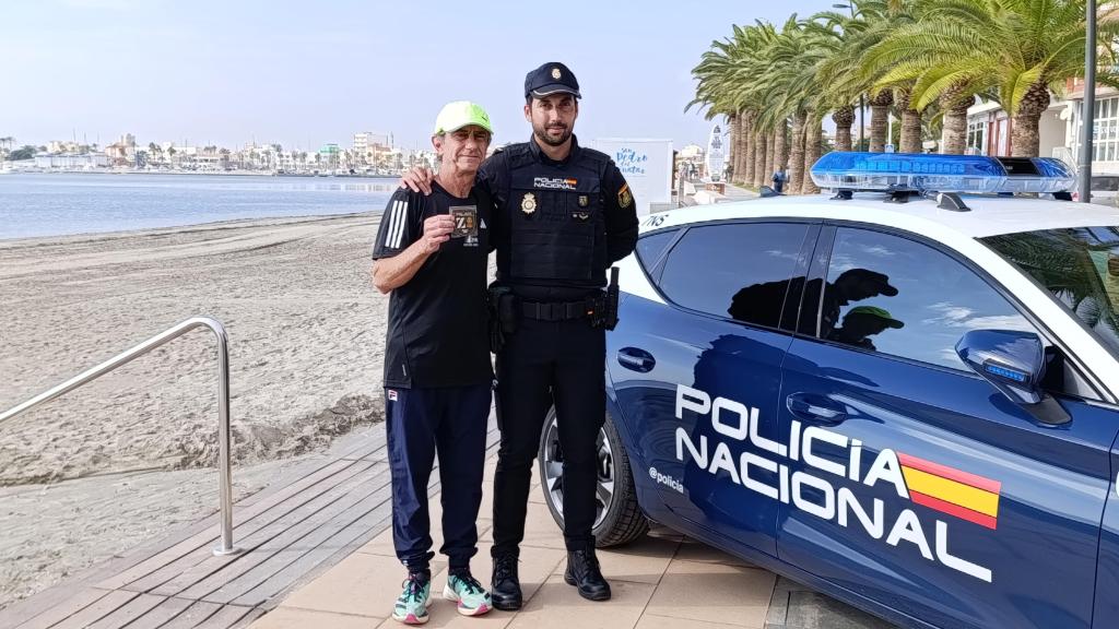 Francisco Javier, agente de la Policía Nacional, posa con Eduardo, el corredor al que salvó en una carrera en Lo Pagán (San Pedro del Pinatar).