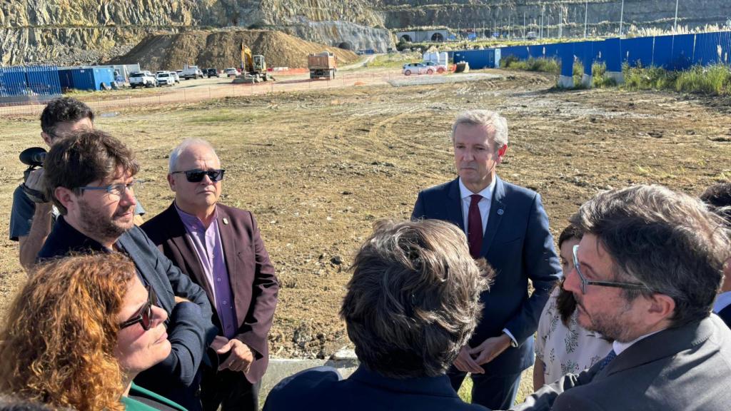 Autoridades durante la visita a Punta Langosteira