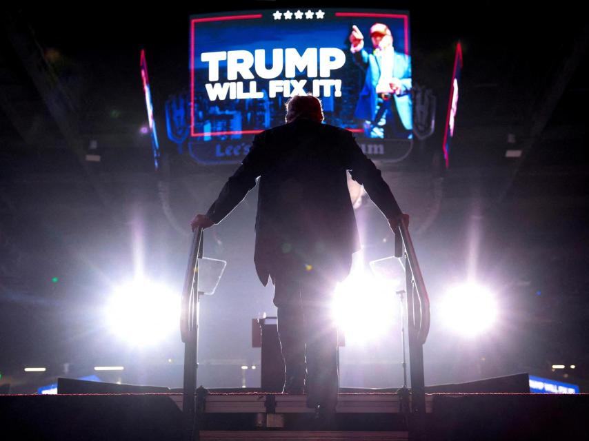 Donald Trump se sube al escenario durante uno de sus mítines de campaña.