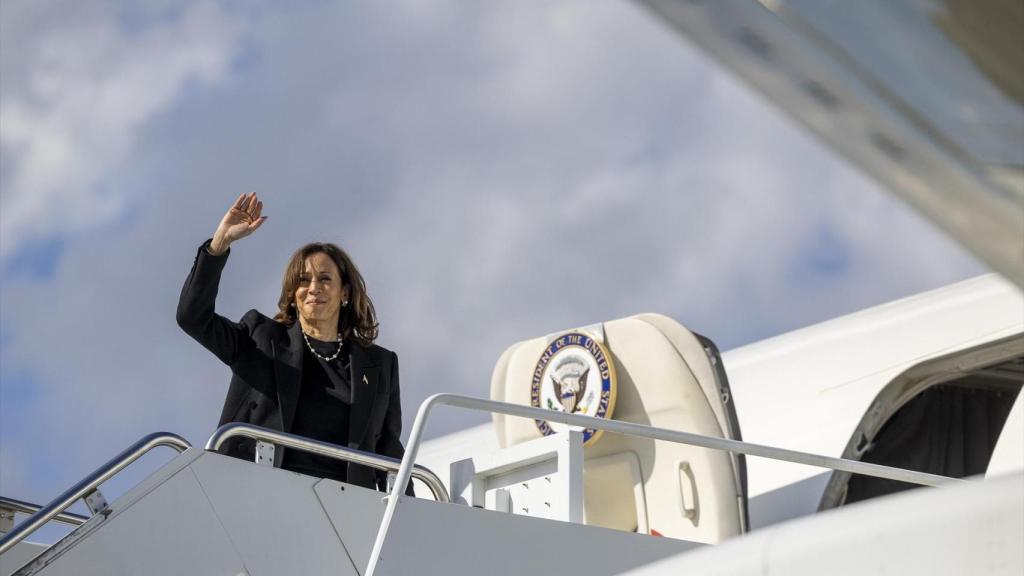 Kamala Harris en el avión presidencial.