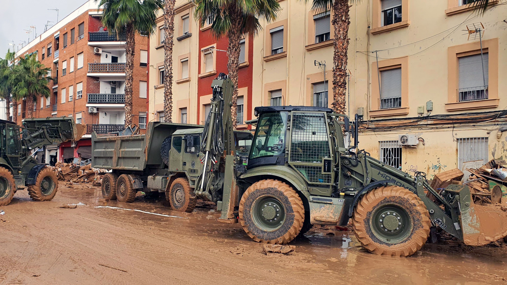 Máquinas excavadoras y camiones del Ejército de Tierra trabajando en la limpieza de la DANA