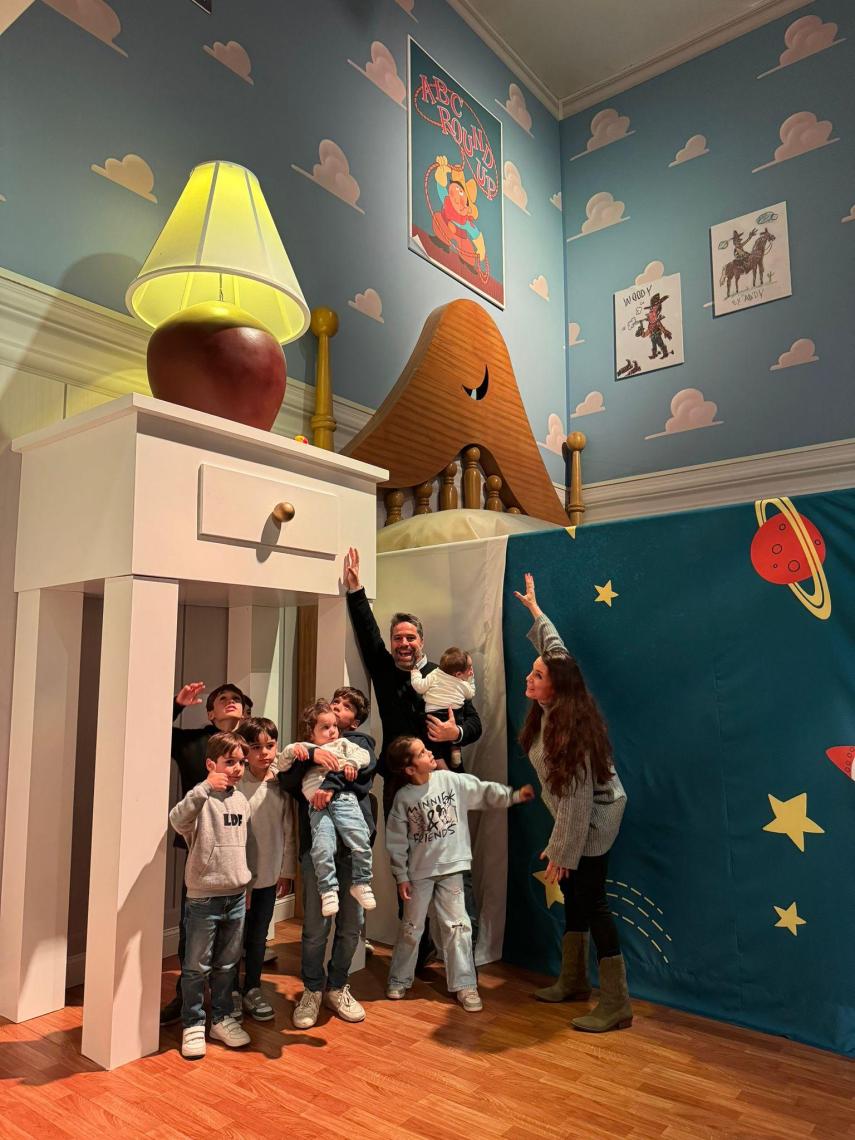 Ana y Jesús con sus hijos en la exposición de Pixar en Madrid.