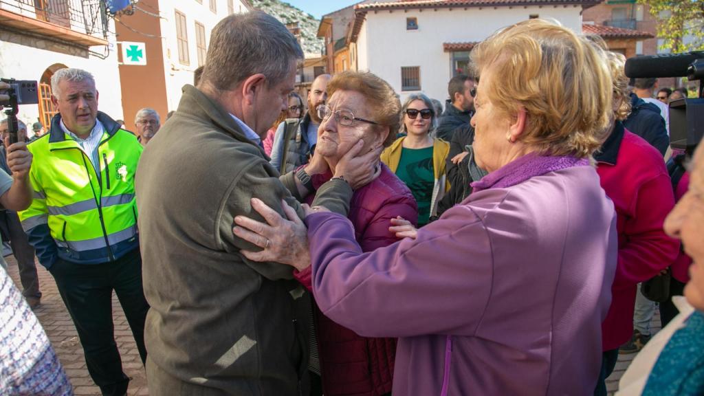 Page saludando a dos vecinas de Villel de Mesa.