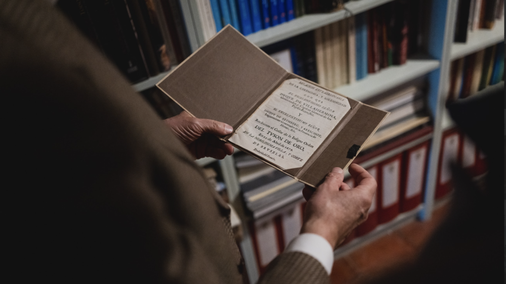 Detalle de uno de los documentos más antiguos de la biblioteca del marqués de la Floresta. Fotografía realizada con Leica SL3.