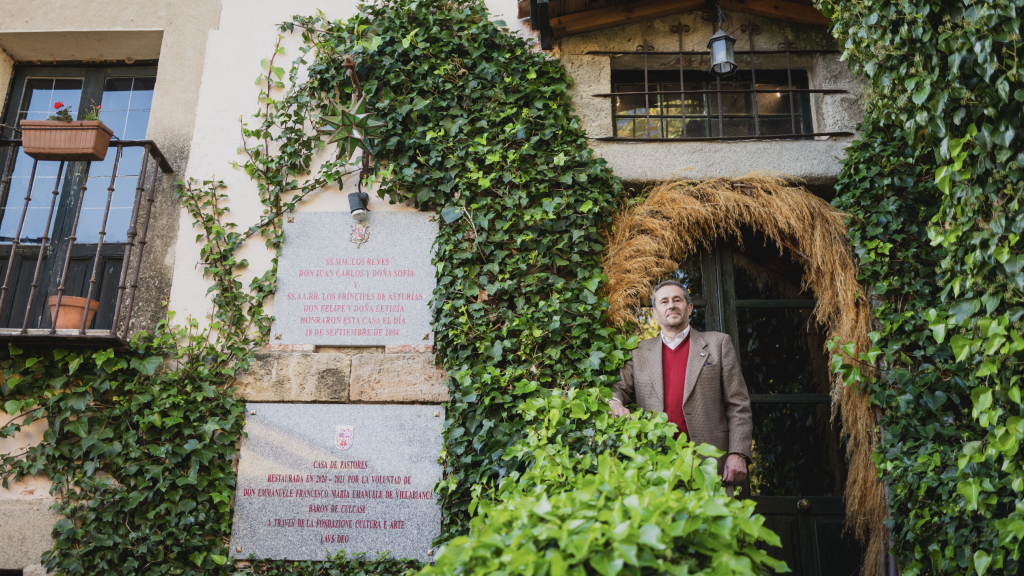 Fachada de la casona del siglo XVIII del marqués de la Floresta, donde se aprecian las placas conmemorativas de los entonces reyes de España. Fotografía realizada con Leica SL3.