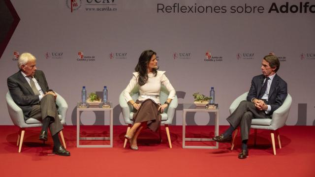 Los expresidentes del Gobierno Felipe González y José María Aznar durante su participación en unas jornadas sobre Adolfo Suárez en la Universidad Católica de Ávila, este miércoles