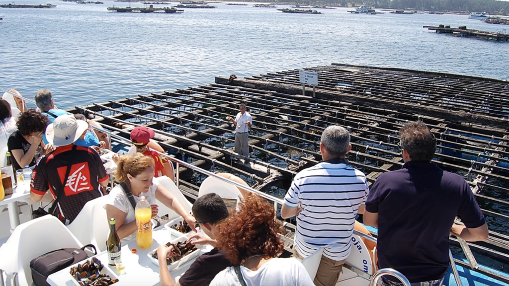 Barco de los mejillones de O Grove