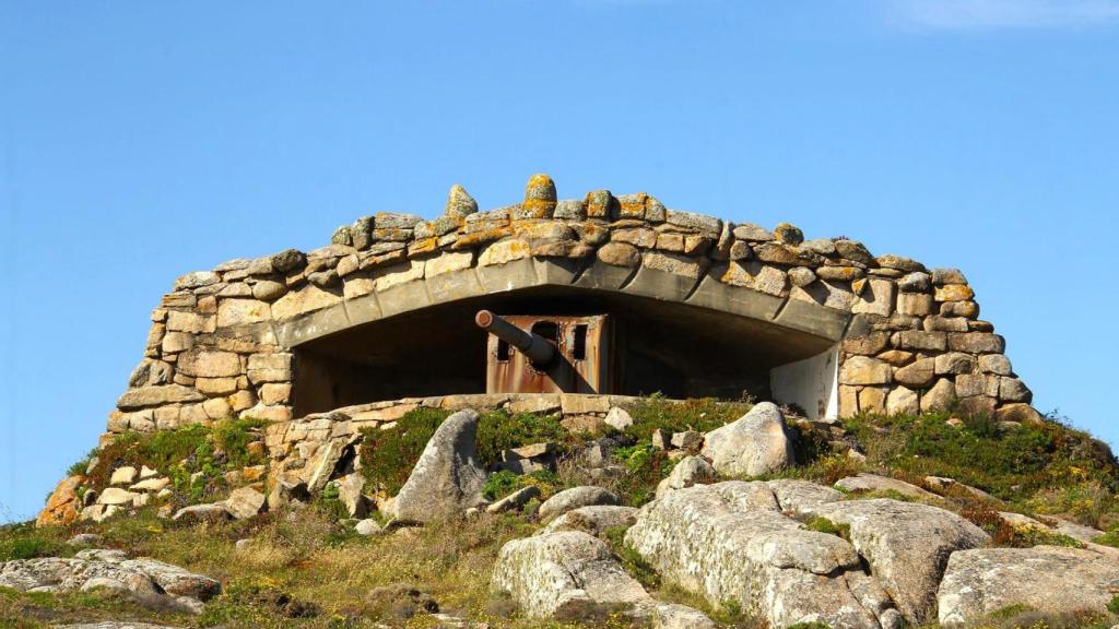 Ruinas de la batería costera de Puerto Cuaces en San Vicente do Mar.