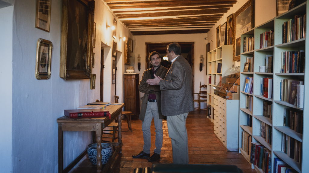 En la biblioteca de Alfonso de Ceballos Escalera y Gila, marqués de la Floresta y vizconde de Ayala. Fotografía realizada con Leica SL3.