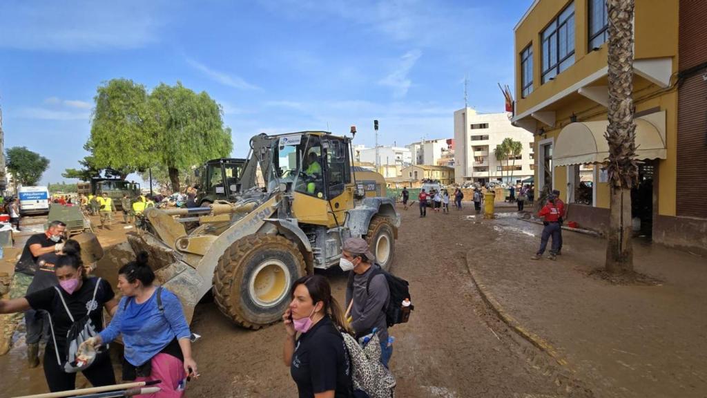 Los policías trabajando en Paiporta.