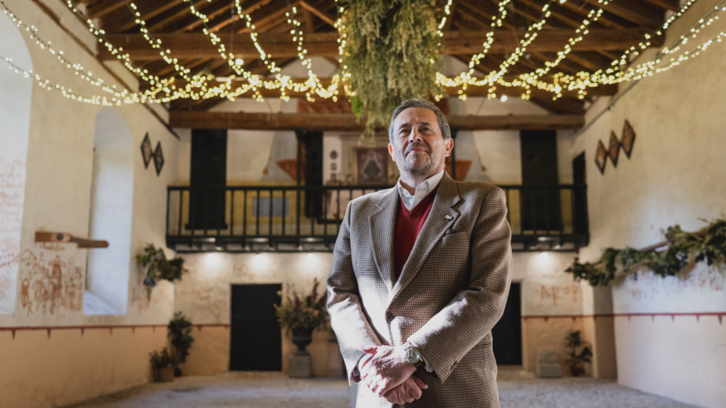 Alfonso de Ceballos Escalera y Gila, marqués de la Floresta y vizconde de Ayala, en el esquileo que hace las veces de sala de fiestas para invitados. Fotografía realizada con Leica SL3.