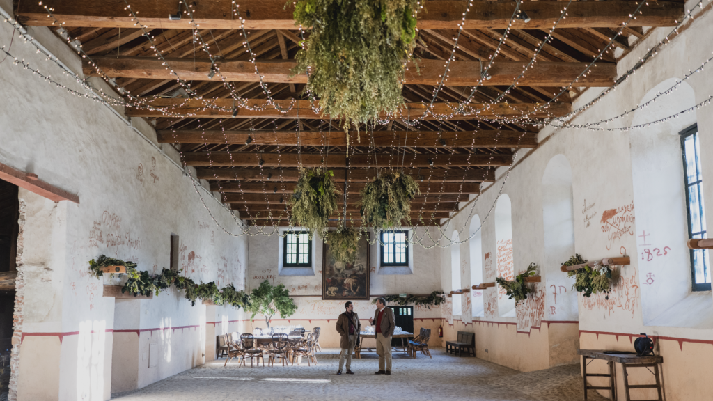 Alfonso de Ceballos Escalera y Gila, marqués de la Floresta y vizconde de Ayala, en el esquileo que hace las veces de sala de fiestas para invitados. Fotografía realizada con Leica SL3.