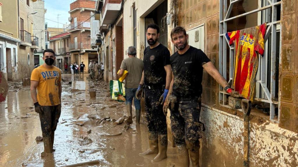 Los agentes en las labores de desescombro.