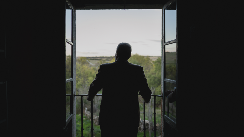 El marqués de la Floresta otea el horizonte desde una veranda de su casona del siglo XVIII en Cabanillas del Monte. Fotografía realizada con Leica SL3.