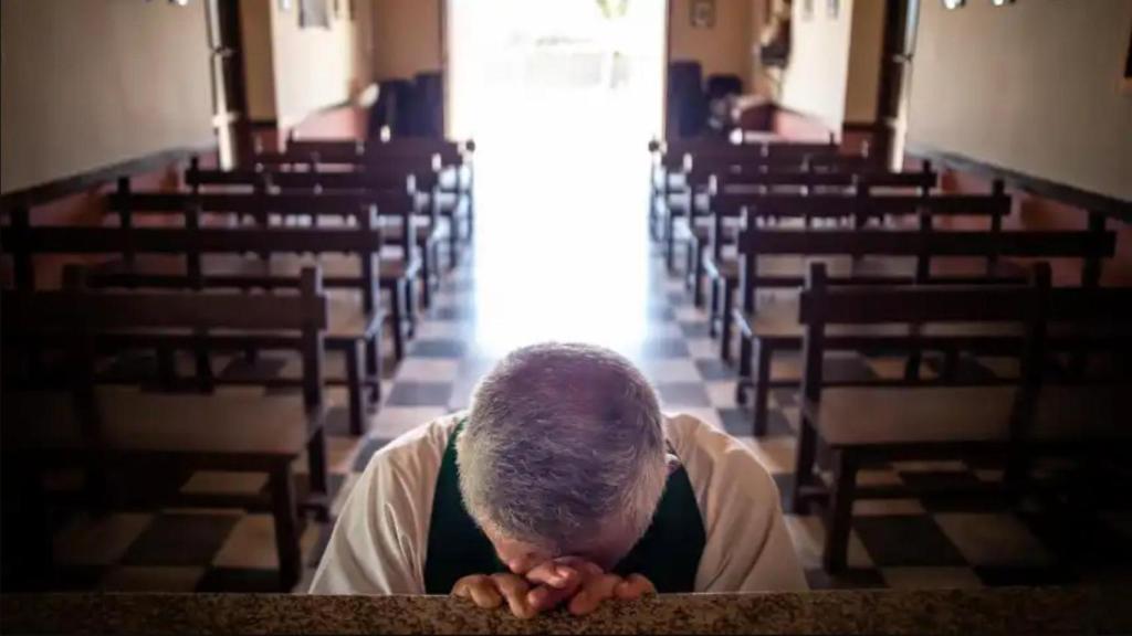 El Padre Casado durante la oración de la tarde, en julio de 2020.