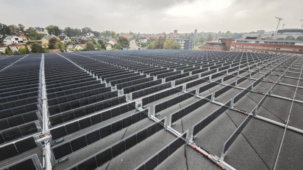 La instalación de OverEasy en el tejado del estadio de Ullevaal, en Oslo.