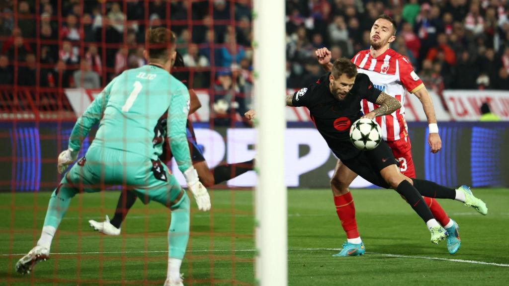 Momento del remate a gol de Iñigo Martínez.