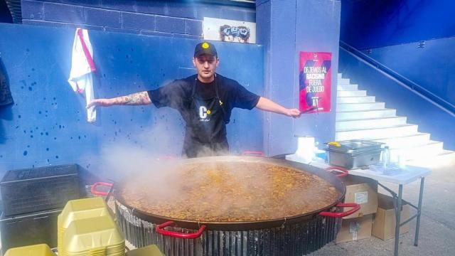 Engi haciendo arroz a la zamorana en Valencia este miércoles 6 de noviembre