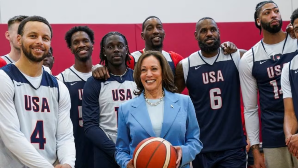 Kamala Harris con las selección estadounidense de baloncesto, con LeBron James a la cabeza