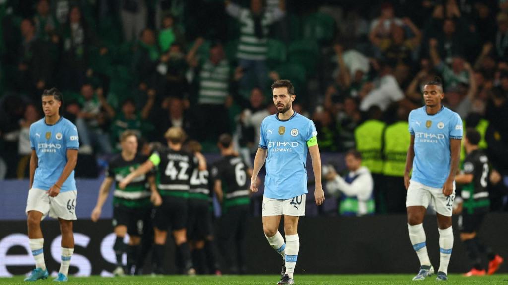 Los jugadores del Manchester City, cabizbajos tras la derrota ante el Sporting de Portugal.