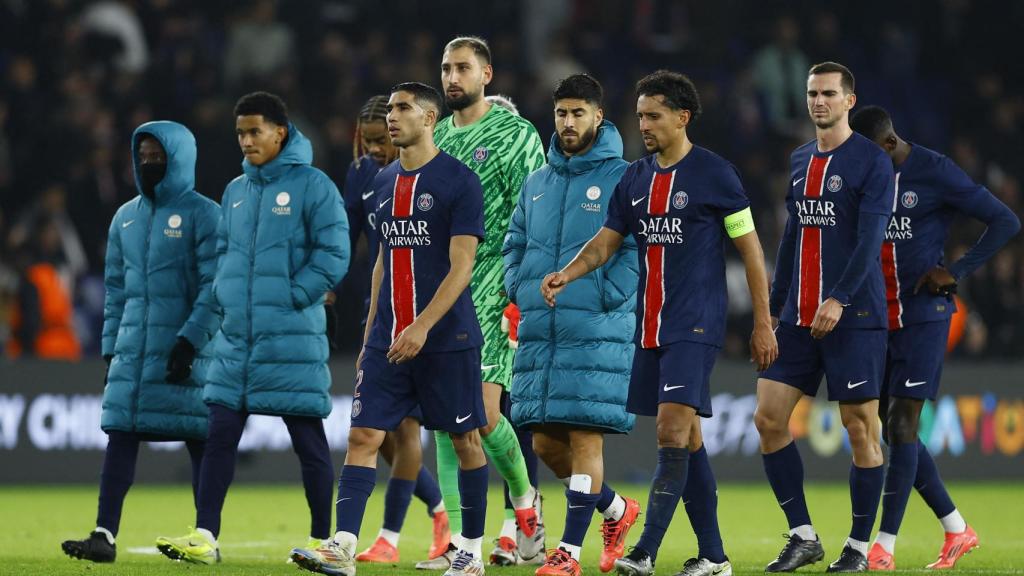 Los jugadores del PSG, cabizbajos tras perder ante el Atlético.