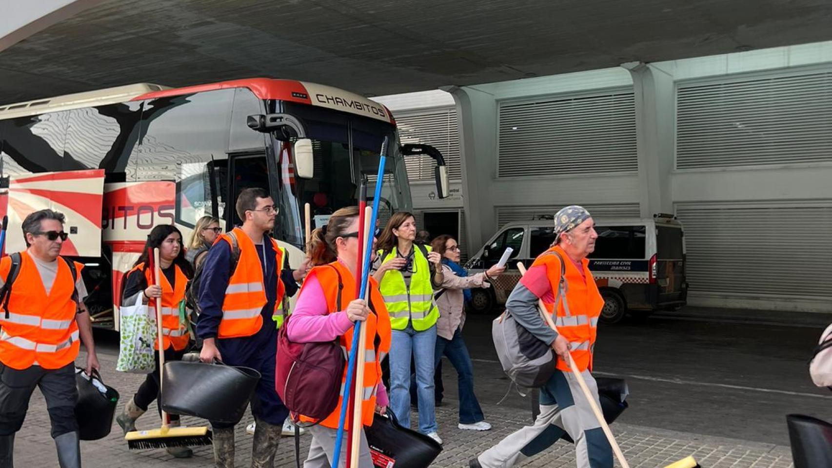 Algunos de los voluntarios acuden a los autobuses.