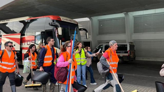 Algunos de los voluntarios acuden a los autobuses.