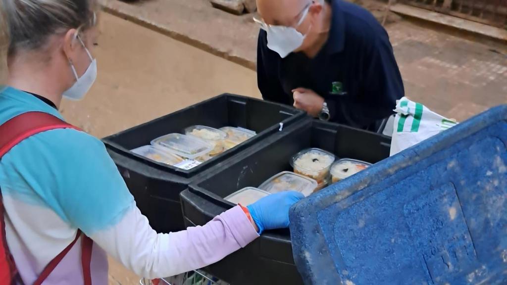 María, Verónica y Valeria están ayudando a las víctimas de la DANA en la provincia de Valencia repartiendo alimentos con un carro.