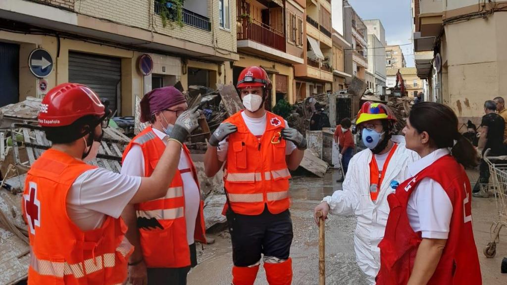 José Manuel, vestido con epi blanco, junto al equipo de Cruz Roja Aragón en Valencia