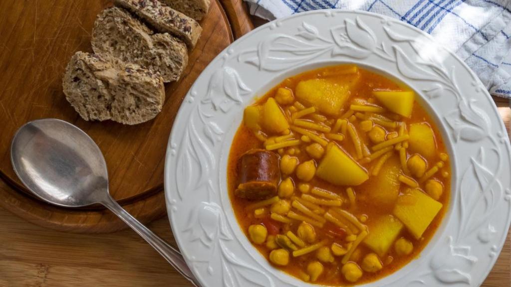 Cocido de garbanzos típico con patatas, fideos y carne.