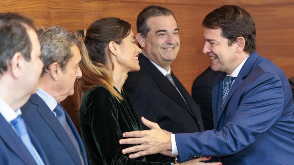 El presidente de la Junta, Alfonso Fernández Mañueco,en una reunión con representantes de las Cámaras Oficiales de Comercio, Industria y Servicios de Castilla y León