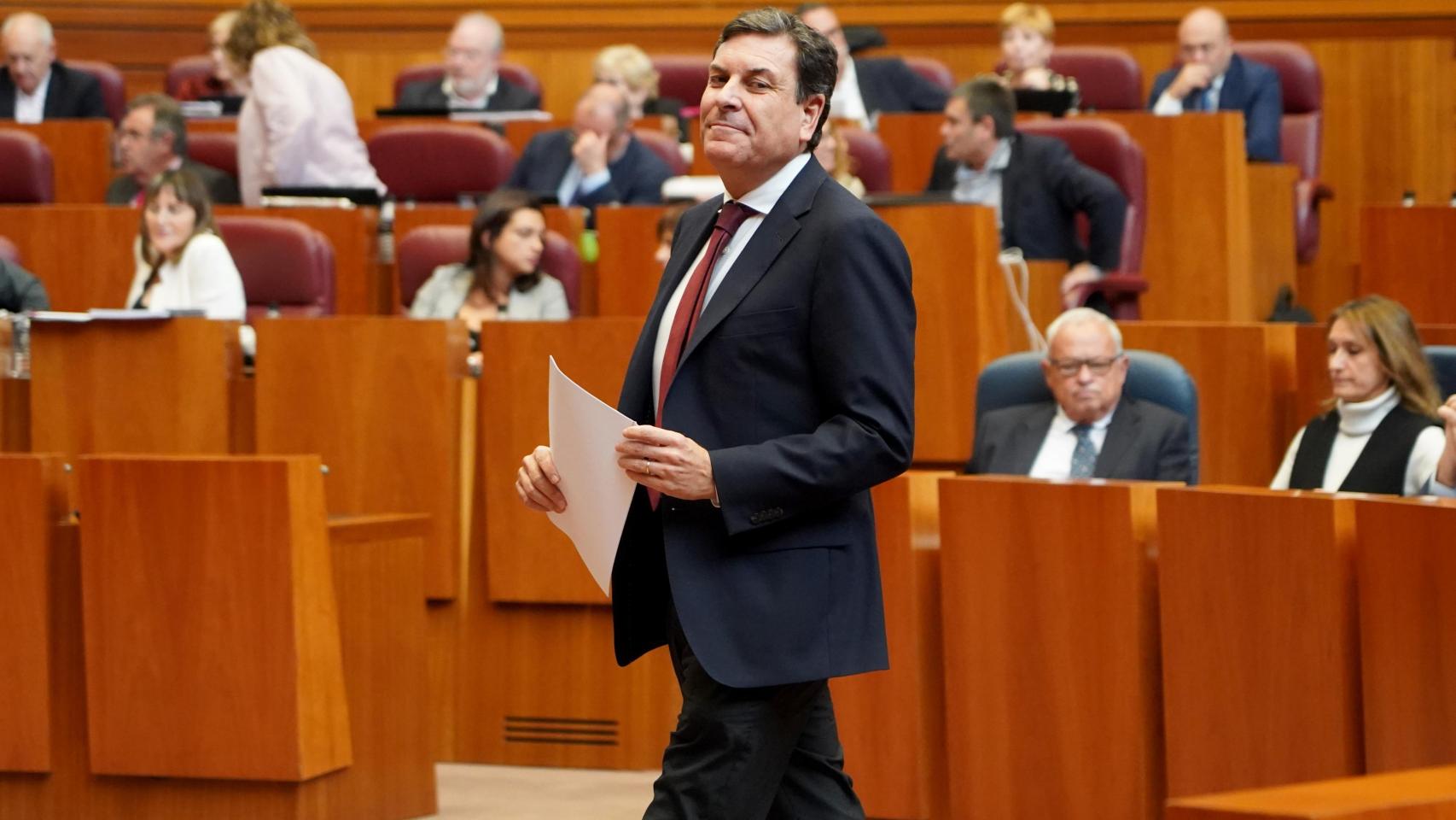 El consejero de Economía y Hacienda, Carlos Fernádez Carriedo, interviene durante la segunda jornada del pleno de las Cortes de Castilla y León