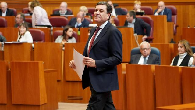 El consejero de Economía y Hacienda, Carlos Fernádez Carriedo, interviene durante la segunda jornada del pleno de las Cortes de Castilla y León