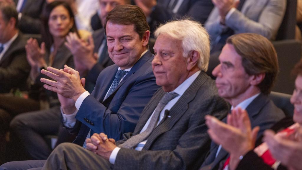 El presidente de la Junta, Alfonso Fernández Mañueco, junto a los expresidentes Felipe González y José María Aznar en las jornadas sobre Adolfo Suárez en la Universidad Católica de Ávila, este miércoles